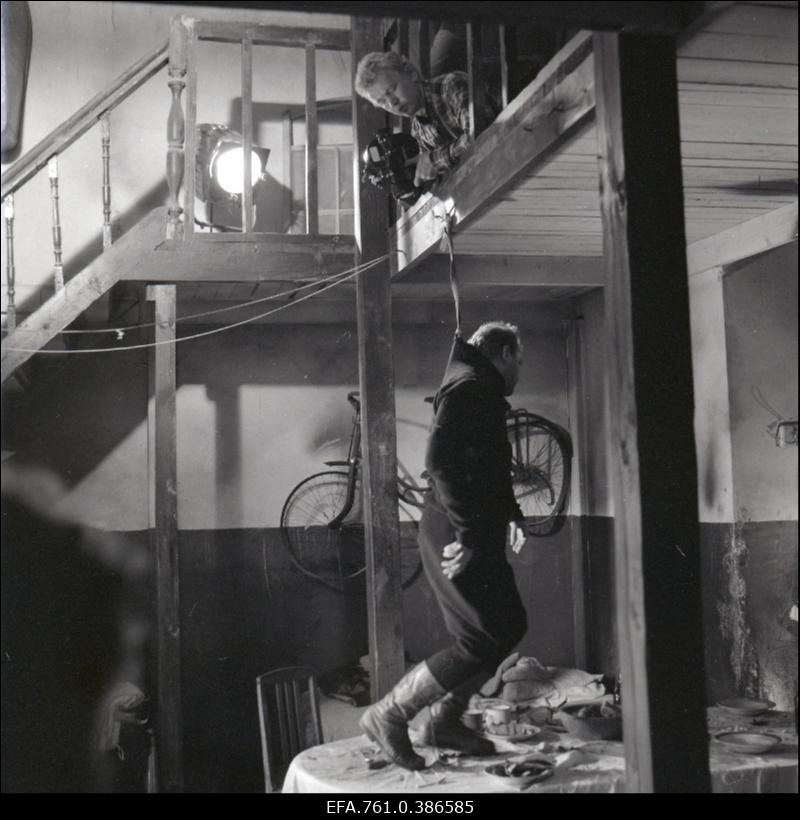 Filmi "Äratus" filmimine. Tõnu Kark Voldemar Rassi osas. Operaator Mait Mäekivi.
