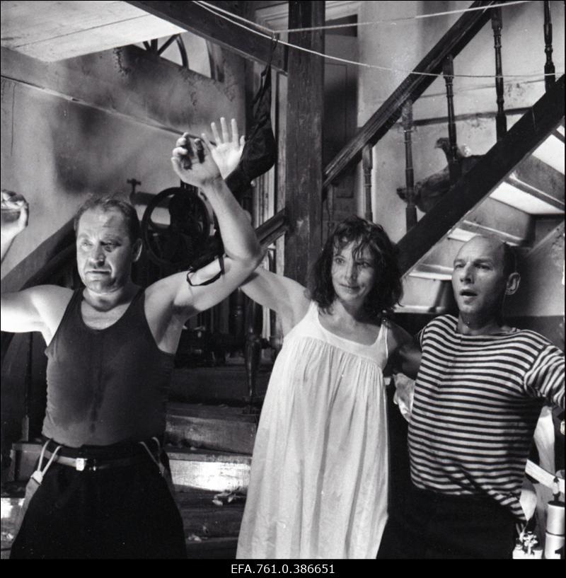 Filmi "Äratus" filmimine. Ülle Kaljuste Saareaugu Aliide osas. Tõnu Kark Voldemar Rassi osas. Väino Laes Saareaugu Arnoldi osas.