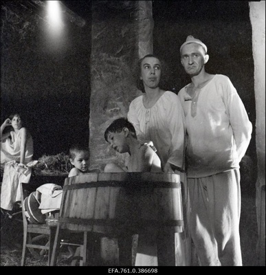 Filmi "Äratus" filmimine. Arvo Kukumägi Kaarel Petersoni osas. Anne Paluver Salme Petersoni osas. Petersonide lapsed.  similar photo
