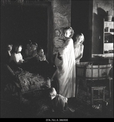 Filmi "Äratus" filmimine. Anne Paluver Salme Petersoni osas. Petersonide lapsed.  similar photo