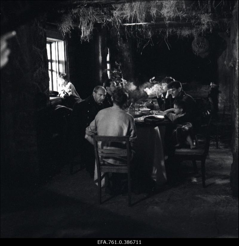 Filmi "Äratus" filmimine. Sõdurid-küüditajad Vennaru talu laua ääres. Vladimir Laptev II ohvitseri osas. Arvo Kukumägi Kaarel Petersoni osas. Petersonide lapsed.