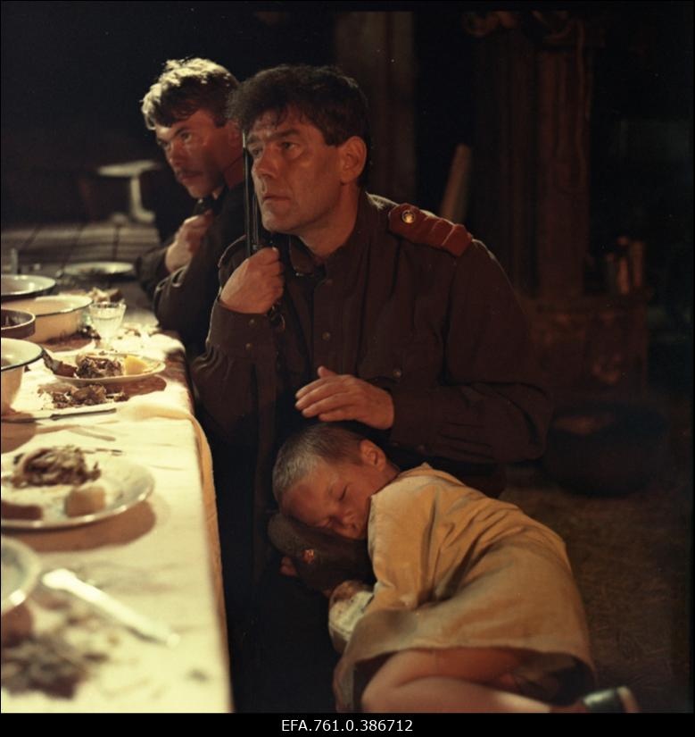 Filmi "Äratus" filmimine. Sõdurid-küüditajad Vennaru talu laua ääres. Petersonide laps.