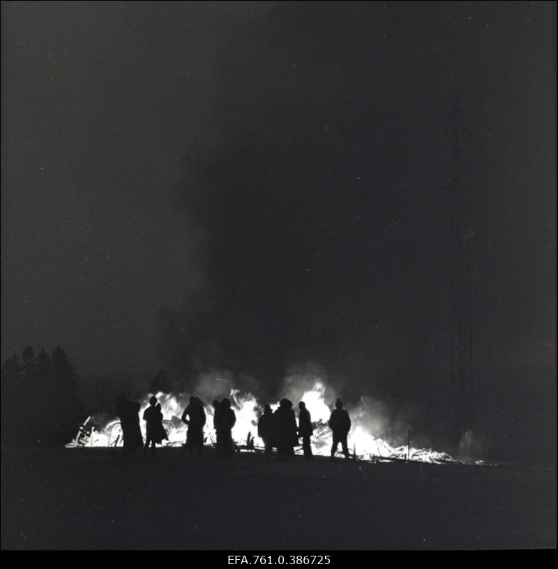 Filmi "Äratus" filmimine. Määritsa talu põleb. Sõdurid ümber tuleaseme.