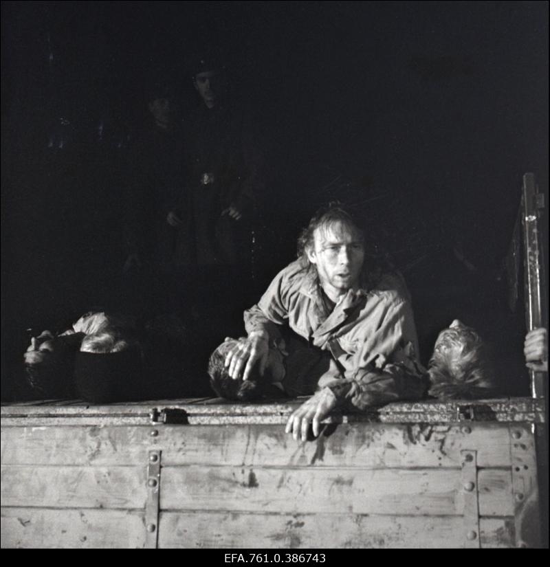 Filmi "Äratus" filmimine. Määritsa lahingu lõpp. Tapetud võitlejad ja haavatud võitleja autokastis.