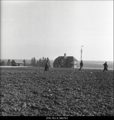 Filmi "Äratus" filmimine. Sõdurid jooksevad üle põllu Määritsa tallu.  duplicate photo