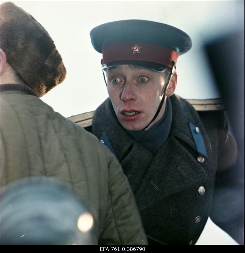 Filmi "Äratus" filmimine. Küüditajad on jõudnud Määritsa tallu. Jaan Rekkor Peeter Kängsepa osas. Sergei Tšerkassov I ohvitseri osas.