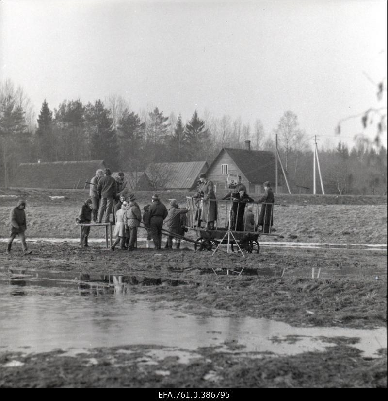 Filmi "Äratus" filmimine. Küüdivanker kevadisel põhjatul põlluteel.