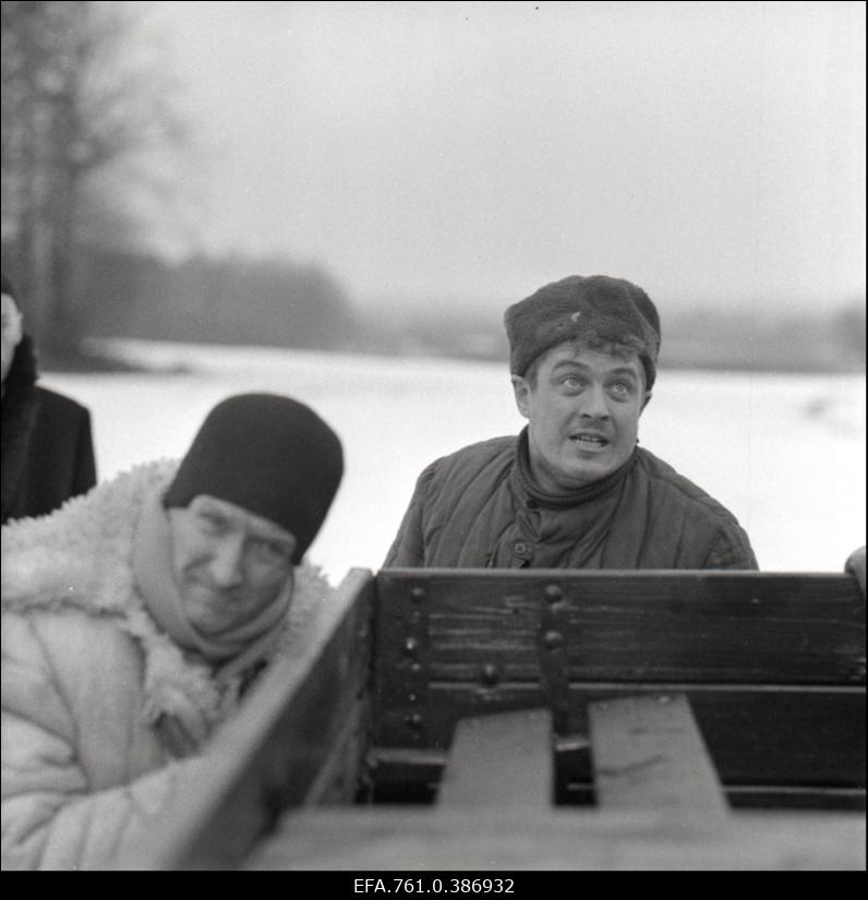 Filmi "Äratus" filmimine. Mati Klooren Richardi Sassi osas, Jaan Rekkor Peeter Kängsepa osas. Veoauto lükkamine.