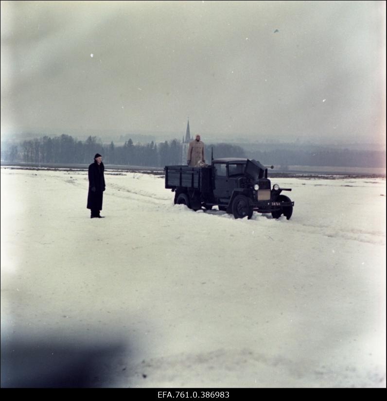 Filmi "Äratus" filmimine. Sulev Luik Linnamehe ja Kaljo Kiisk Mõistuse Jaani osas. Veoauto lumisel põllul Torma kiriku taustal.