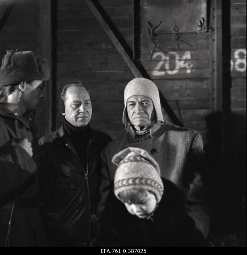 Filmi "Äratus" filmimine. Tõnu Kark Voldemar Rassi osas. Kaljo Kiisk Mõistuse Jaani osas. Liina Lintrop Väikese Liisi osas. Sõdur.