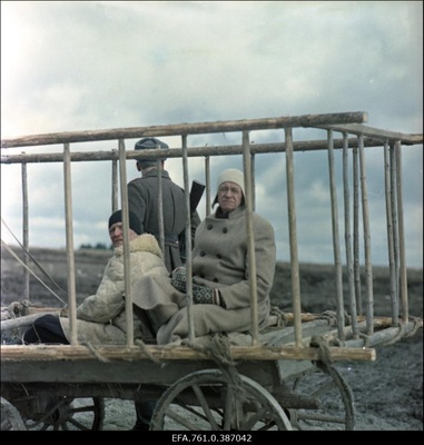 Filmi "Äratus" filmimine. Kaljo Kiisk Mõistuse Jaani ja Mati Klooren Richardi Sassi osas küüdivankril. Sõdur.  similar photo