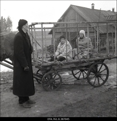 Filmi "Äratus" filmimine. Kaljo Kiisk Mõistuse Jaani ja Mati Klooren Richardi Sassi osas küüdivankril. Sulev Luik Linnamehe osas.  similar photo