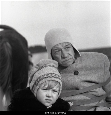 Filmi "Äratus" filmimine. Kaljo Kiisk Mõistuse Jaani ja Liina Lintrop Väikese Liisi osas küüdivankril.  duplicate photo