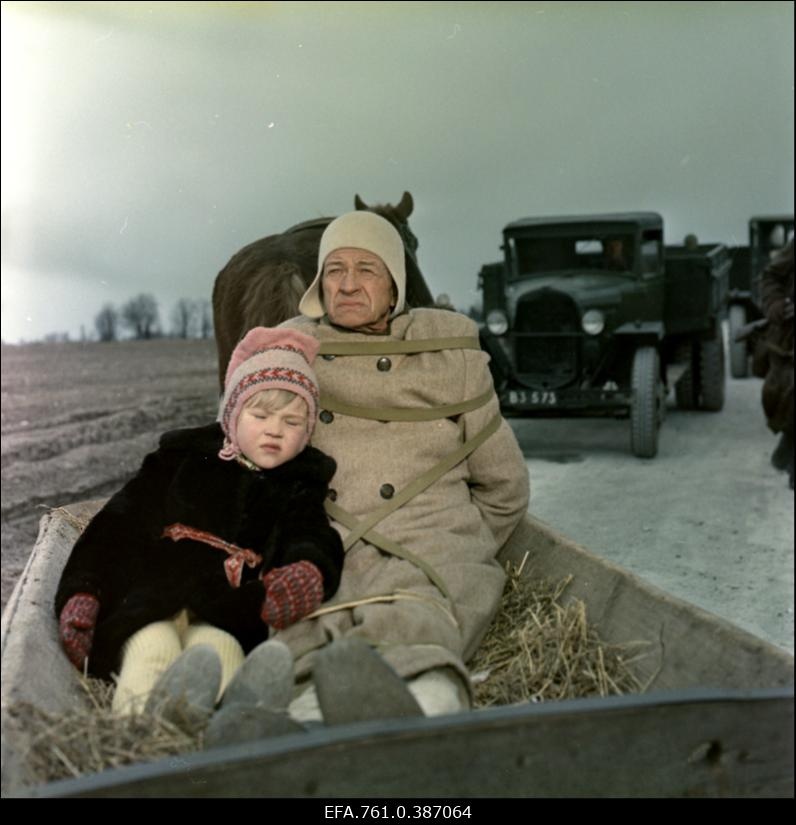 Filmi "Äratus" filmimine. Kaljo Kiisk Mõistuse Jaani ja Liina Lintrop Väikese Liisi osas küüdivankril.