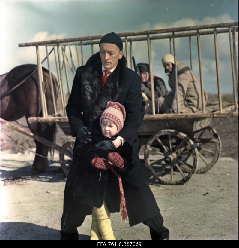 Filmi "Äratus" filmimine. Liina Lintrop Väikese Liisi, Sulev Luik Linnamehe ja Kaljo Kiisk Mõistuse Jaani osas.