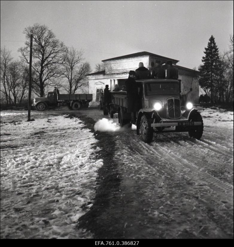 Filmi "Äratus" filmimine. Küüditajate veoautod sõidavad välja.