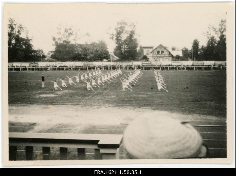 Tantsijad staadionil [I üldtantsupidu Kadrioru staadionil?]