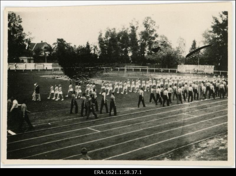 Tantsijad staadionil [I üldtantsupidu Kadrioru staadionil?]