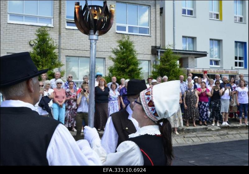 Laulupeotule vastuvõtmine Pärnu-Jaagupi kooli staadionil. Tuli saabub staadionile.