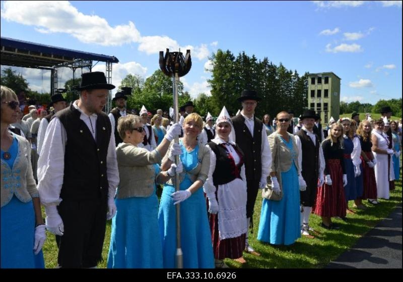 Laulupeotule vastuvõtmine Pärnu-Jaagupi kooli staadionil. Tuli saabub staadionile.