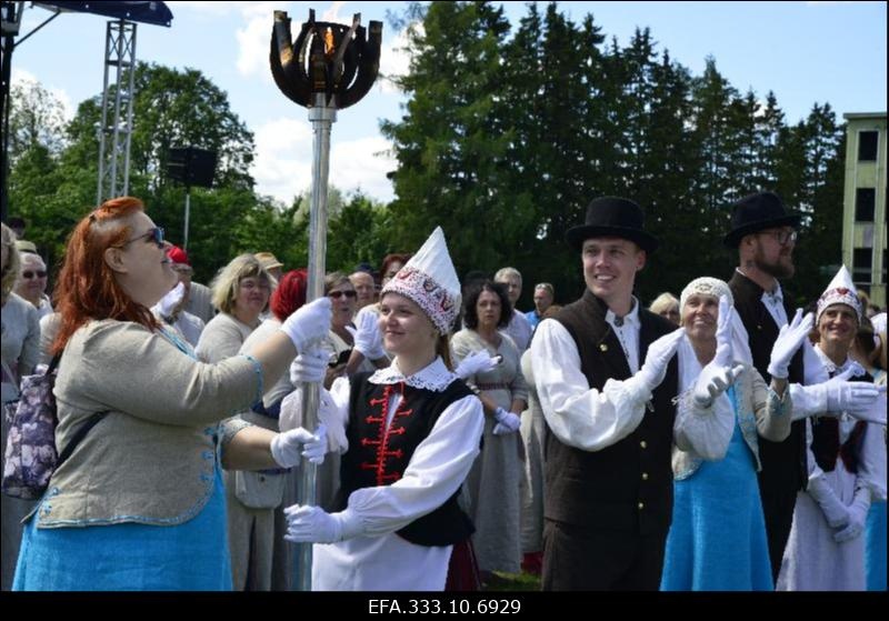 Laulupeotule vastuvõtmine Pärnu-Jaagupi kooli staadionil.