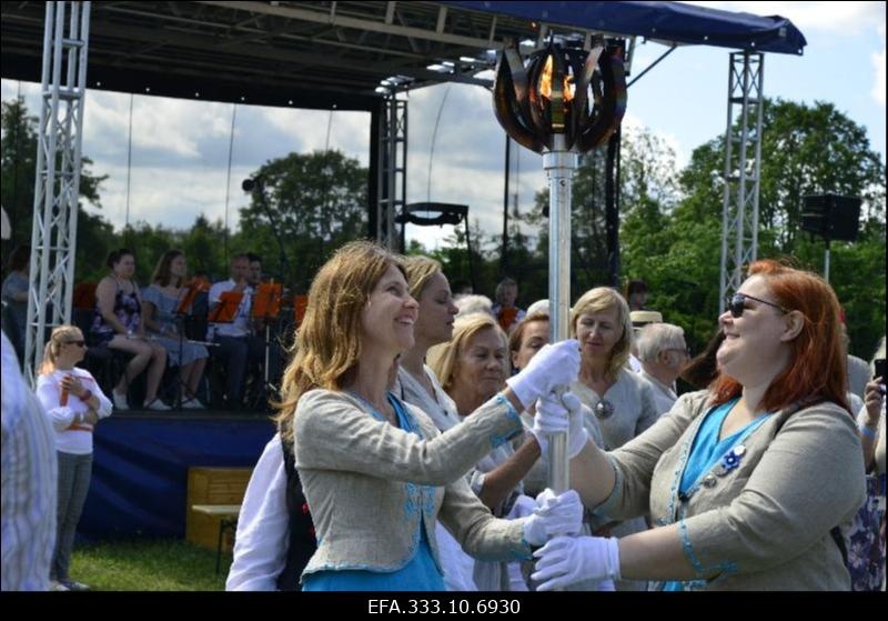 Laulupeotule vastuvõtmine Pärnu-Jaagupi kooli staadionil.