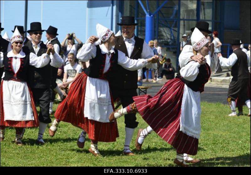 Laulupeotule vastuvõtmine Pärnu-Jaagupi kooli staadionil. Esinevad Halinga rahvatantsijad.