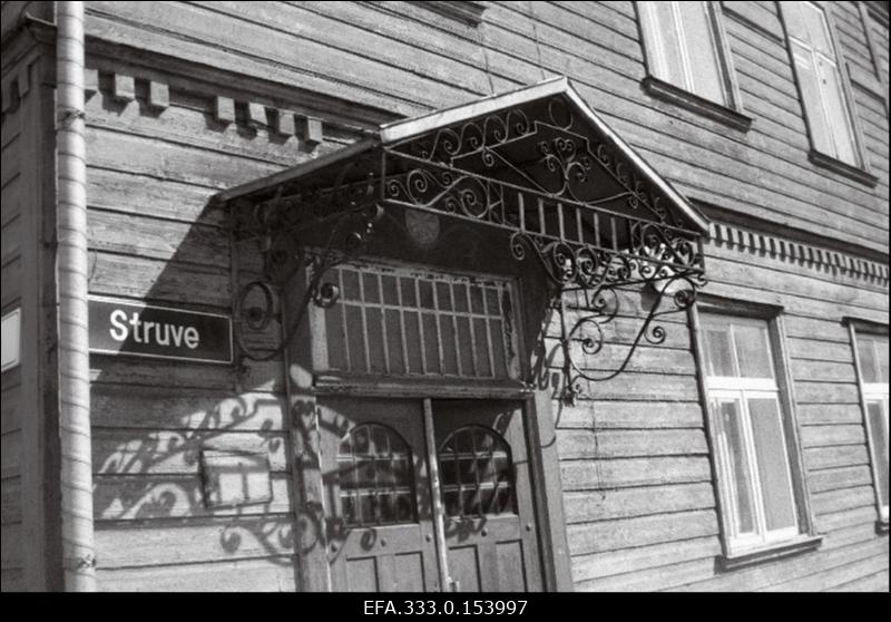 Tartu puuarhitektuuri näidismaja W.Struve tänava nurgal.