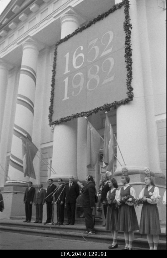 Tartu Riikliku Ülikooli 350.aastapäeva tähistamise ürituste avamisel kõneleb TRÜ rektor Arnold Koop