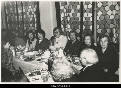 Tartu Tütarlaste Gümnaasiumi vilistlased kohvilauas. Keskel Gerda Marie Laugaste.  similar photo