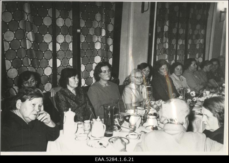 Tartu Tütarlaste Gümnaasiumi vilistlased kohvilauas.