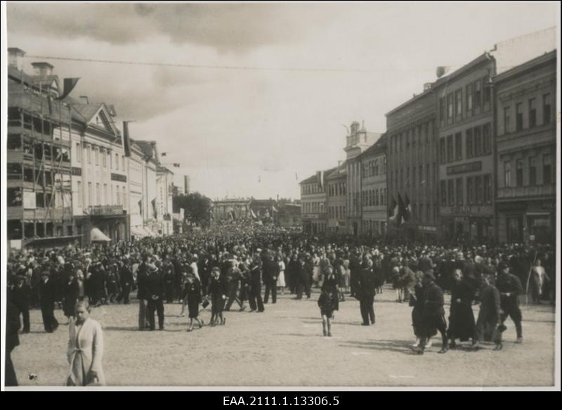 Presidendi külaskäigu auks korraldatud Tartu ja Tartumaa sõjaväe, kaitseliidu ja organisatsioonide paraad Tartu Raekoja platsil 03.09.1939, rahvas pärast paraadi