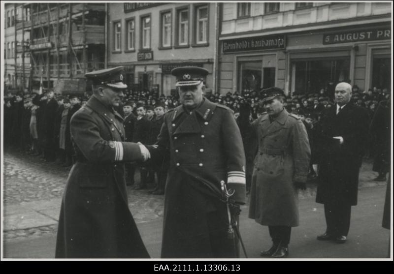 Kaitseliidu Tartu maleva 20. aastapäeva tähistamine Tartus Raekoja platsil 06.11.1937, Tartu maleva pealik kolonel Hugo Kulbok ja kindral Johan Laidoner kätt surumas