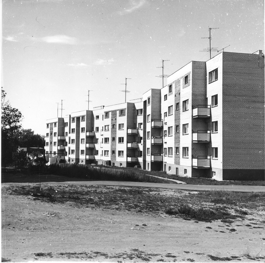 Korterelamu Haapsalus, tagantvaade. Arhitekt Veljo Kaasik