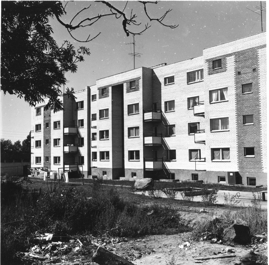 Korterelamu Haapsalus, tagantvaade. Arhitekt Veljo Kaasik