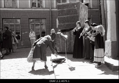 Noored moosekandid esinemas Tallinna Vanalinnapäevadel, taustal graniitrahnud tänavate blokeerimiseks  similar photo