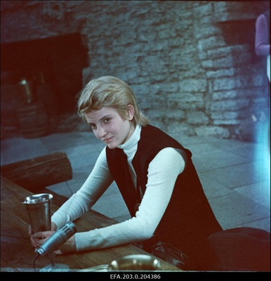 Tallinnfilmi mängufilm "Don Juan Tallinnas". Don Juan (Gunta Virkava) kõrtsilaua taga.  similar photo