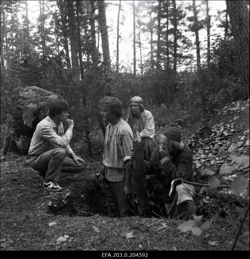 Tallinnfilmi mängufilmi "Hundiseaduse aegu" filmimine. Režissöör-lavastaja Olav Neuland jagab näpunäiteid Tunnet'ile (Toomas Urb), kelle taga paistab Ulla (Tene Ruubel).