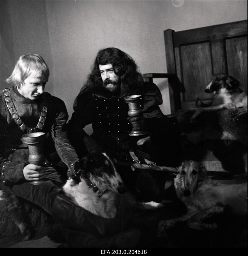 Stseen Tallinnfilmi mängufilmist "Hundiseaduse aegu". Hermann Pesentack (Egon Nuter) ja Hans Metten (Jüri Krjukov) sõlmivad kokkuleppeid.