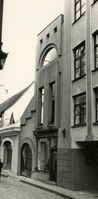 Lillekauplus vanalinnas, fassaadivaade piki tänavat paremalt vasakule. Arhitekt Vilen Künnapu  duplicate photo