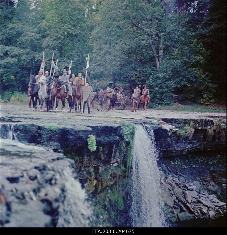 Stseen Tallinnfilmi mängufilmist "Hundiseaduse aegu". Ratsasalk kose juures.