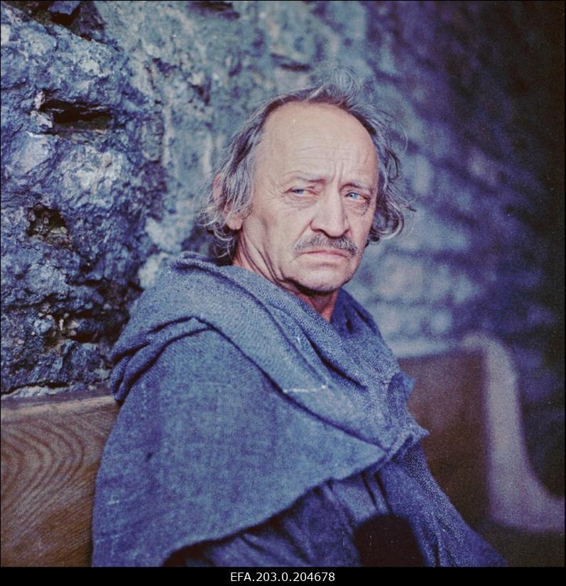 Jüri Järvet õpetaja rollis Tallinnfilmi mängufilmis "Hundiseaduse aegu".