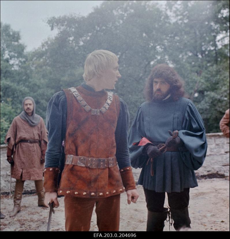 Stseen Tallinnfilmi mängufilmist "Hundiseaduse aegu". Esiplaanil Hermann Pesentack (Egon Nuter) ja Hans Metten (Jüri Krjukov).