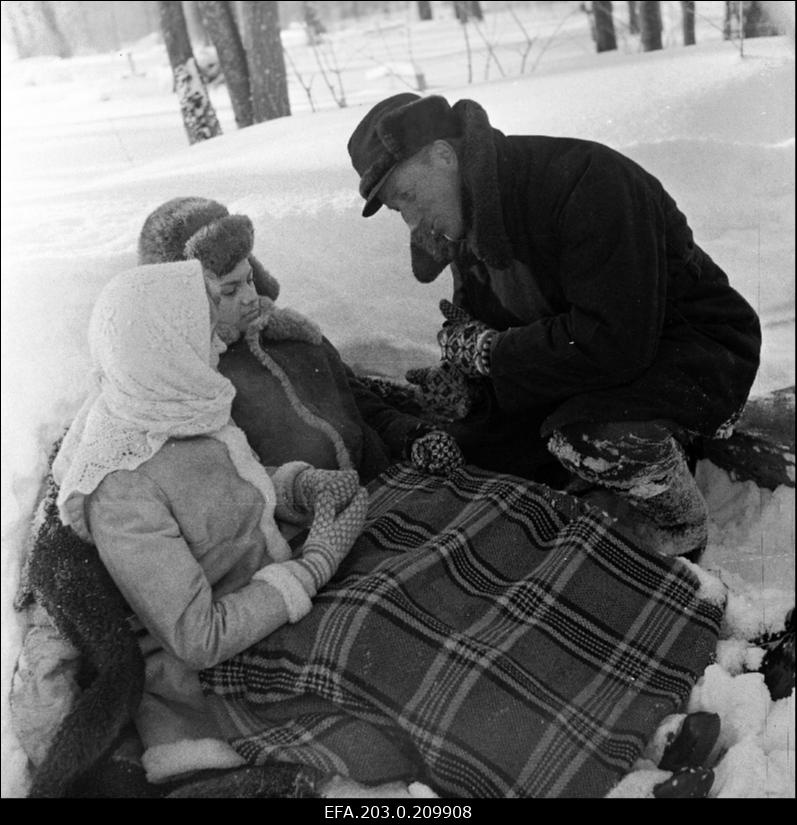 Tallinnfilmi mängufilm "Kevade". Filmivõtted Palamusel. Teele osas Riina Hein, Arno osas Arno Liiver, režissöör Arvo Kruusement.