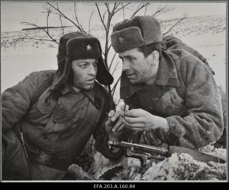 Kaader filmistuudio Tallinnfilm mängufilmist Inimesed sõdurisinelis.