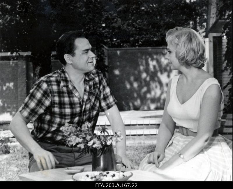 Kaader filmistuudio Tallinnfilm mängufilmist Juhuslik kohtumine. Laigo -G. Ots (vasakul) ja Maia - M. Jurassova.