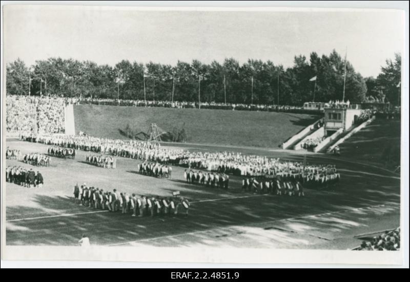 Rahvakunstiõhtu - tantsupidu Komsomoli-nim. staadionil, pealtvaatajate ees esinevad rahvatantsijad.