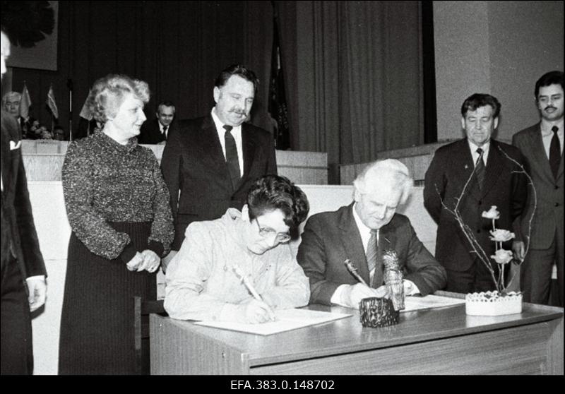 XI viisaastaku Rakvere rajooni eesrindlaste austamisõhtul Haljala kultuurimajas kirjutavad sotsialistliku võistluse lepingule aastateks 1986 - 1990 alla EKP Rakvere Rajoonikomitee esimene sekretär Ülo Niisuke ja NLKP Kingissepa Linnakomitee sekretär Zinaida Mazova.