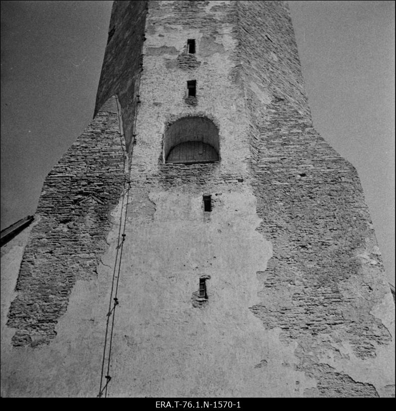 Haljala kirik. Torn länest, keskosa nisi viilukividega.