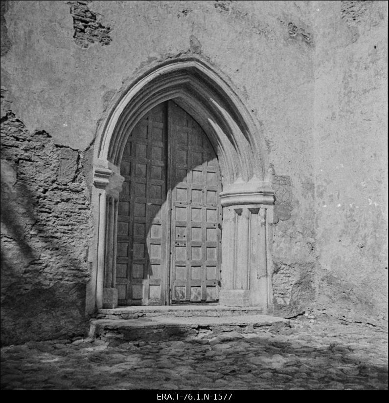 Haljala kirik. Portaal torni all.